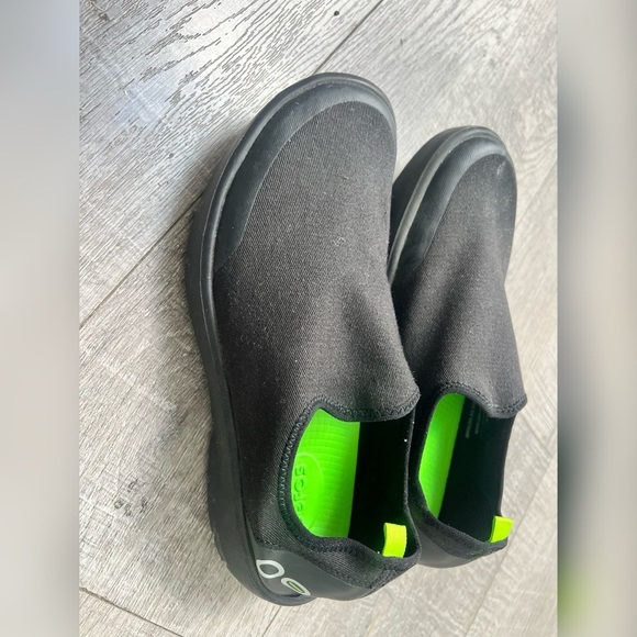 Oofos WOMEN'S OOMG EEZEE LOW
SHOE - BLACK
$129.95 Size 9 - Picture 6 of 7